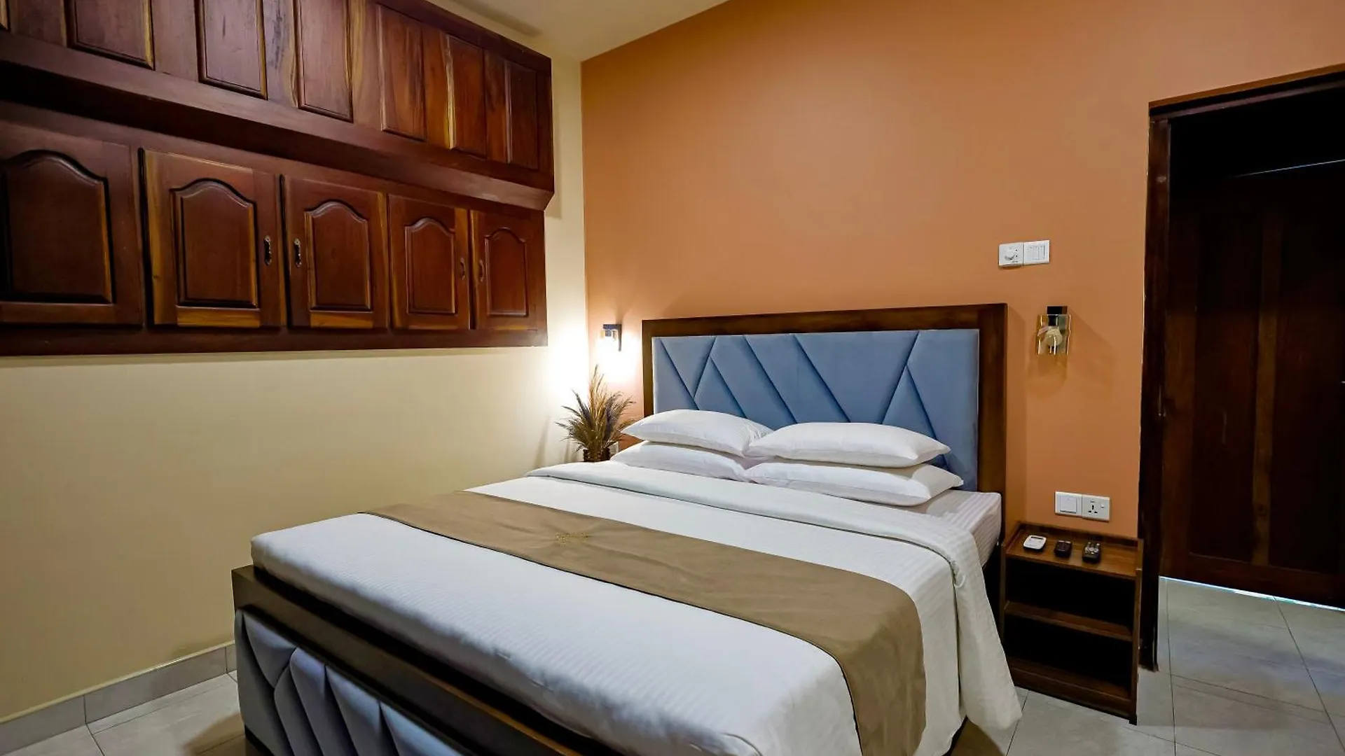 Limeshine Residence - Airport Transit Residence Katunayake Guest house