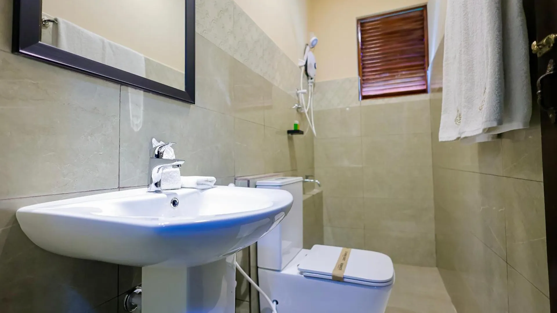 Limeshine Residence - Airport Transit Residence Katunayaka 3*,  Sri Lanka